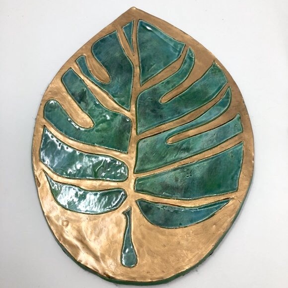 Handmade Ceramic Green and Gold Monstera Leaf Large Tray Coaster - Picture 5 of 16